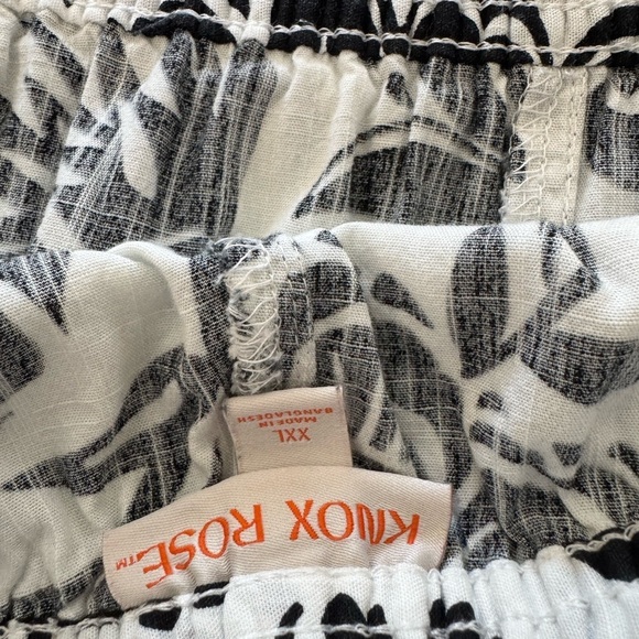 Knox Rose Black and White Floral A-Line pants croped - Picture 3 of 4